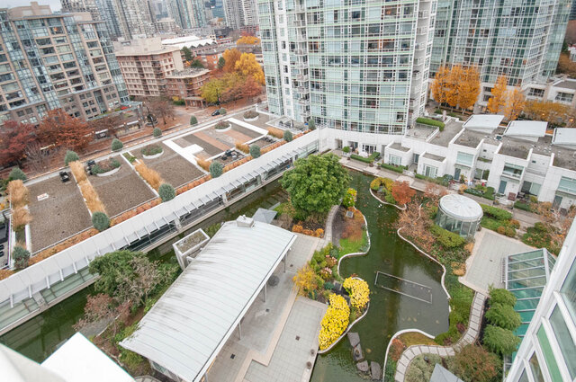 Spacious 1-bedroom + den with a stunning rooftop garden and city views. - 1605 - 1199 Marinaside Crescent, Vancouver Downtown