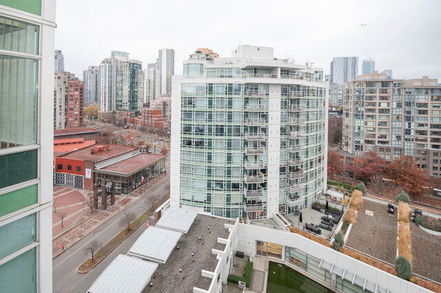 Spacious 1-bedroom + den condo with a stunning city view and modern furnishings. - 1605 - 1199 Marinaside Crescent, Vancouver Downtown
