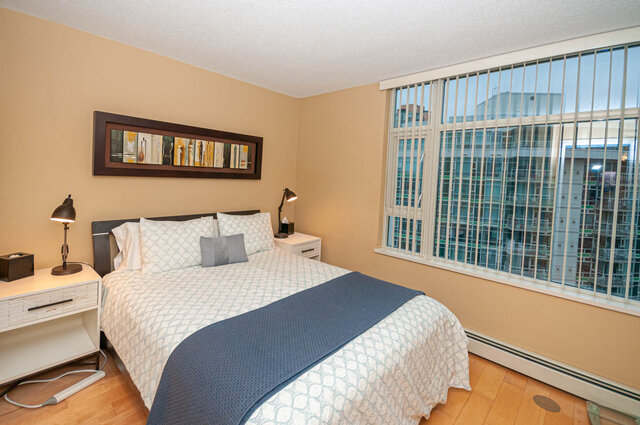 Spacious 1-bedroom + den condo with hardwood floors, city view, and modern furnishings. - 1605 - 1199 Marinaside Crescent, Vancouver Downtown
