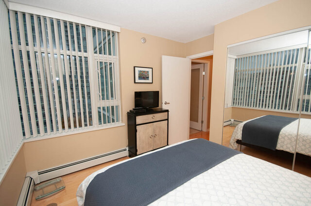 Spacious 1-bedroom + den condo with hardwood floors, large windows, and a cozy den area. - 1605 - 1199 Marinaside Crescent, Vancouver Downtown