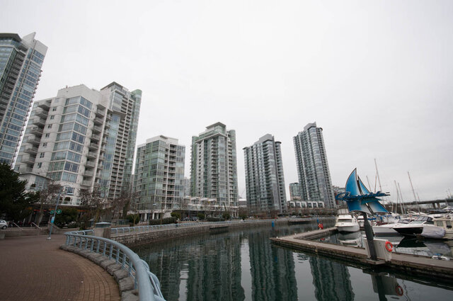 Spacious 1-bedroom + den condo with stunning city views and modern furnishings. - 1605 - 1199 Marinaside Crescent, Vancouver Downtown