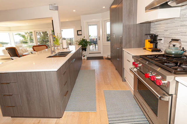 Bright kitchen with modern cabinetry, granite countertops, and hardwood floors. - 2128 Grand Blvd, North Vancouver
