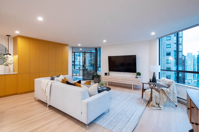 Bright living room with hardwood floors, city view, and modern furnishings. - 1402 - 738 Broughton St, Vancouver Downtown