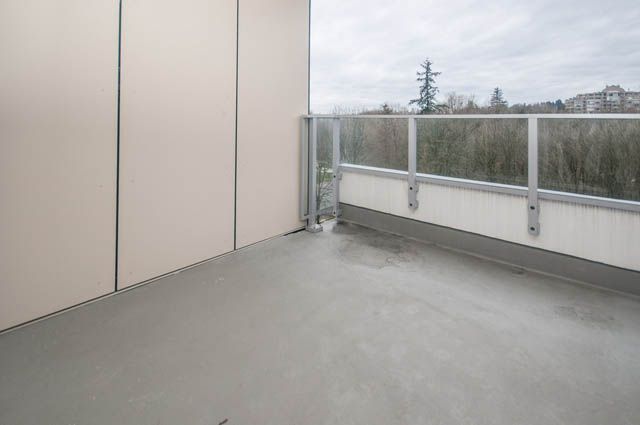 Spacious balcony with glass railing and city view. - 907 - 680 Seylynn Crescent, North Vancouver
