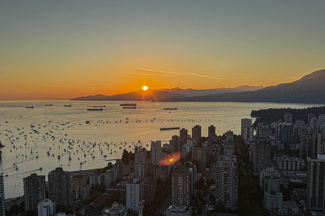 Bright 3-bedroom condo with stunning city view and waterfront access. - WITHHELD, Vancouver Downtown