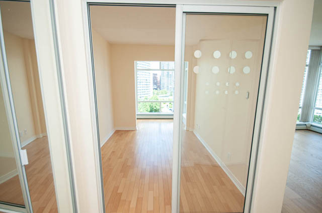 Spacious 1-bedroom condo with hardwood floors and city view. - 1105 - 198 Aquarius Mews, Vancouver Downtown