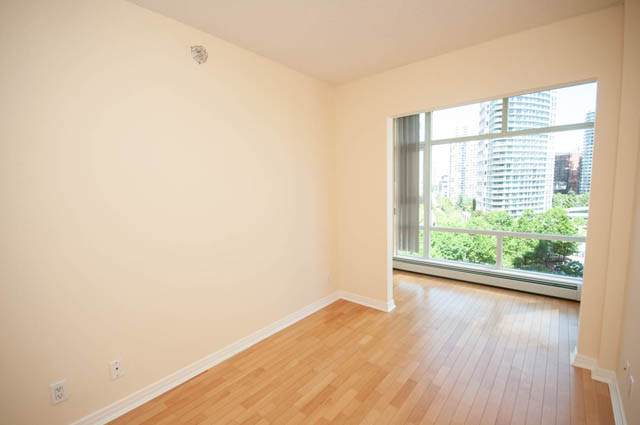 Spacious living room with hardwood floors and a city view. - 1105 - 198 Aquarius Mews, Vancouver Downtown