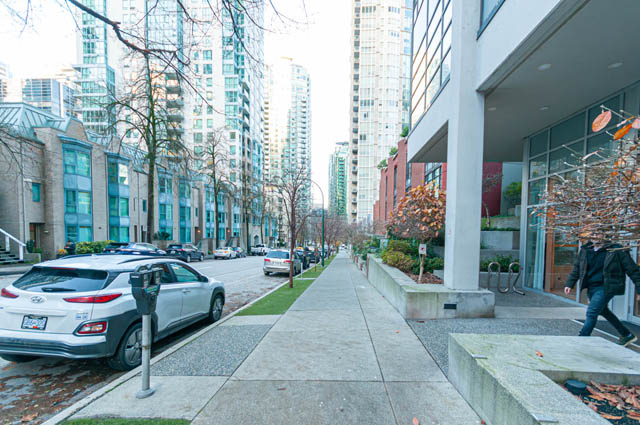 Furnished living room with city view and modern decor. - 3102 - 1211 Melville Street, Vancouver Downtown