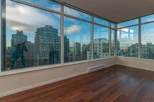 Bright living room with hardwood floors and stunning city view. - 3102 - 1211 Melville Street, Vancouver Downtown