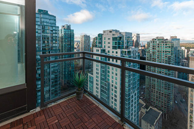 Furnished balcony with city view and modern furnishings. - 3102 - 1211 Melville Street, Vancouver Downtown