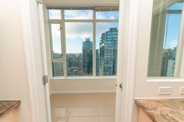 Bright kitchen with granite countertops and city view, modern design. - 3102 - 1211 Melville Street, Vancouver Downtown