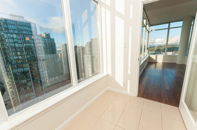Bright living room with hardwood floors and city view. - 3102 - 1211 Melville Street, Vancouver Downtown