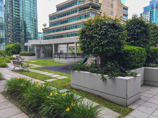Furnished living room with modern furnishings and city view. - 3102 - 1211 Melville Street, Vancouver Downtown