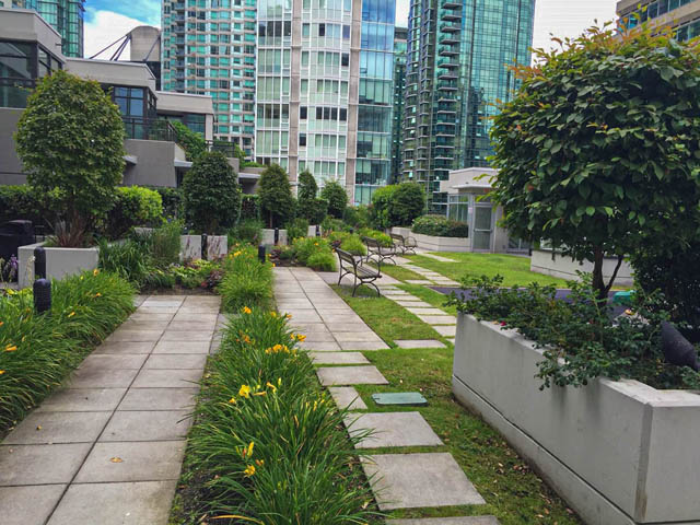 Furnished living room with modern furnishings and city view. - 3102 - 1211 Melville Street, Vancouver Downtown