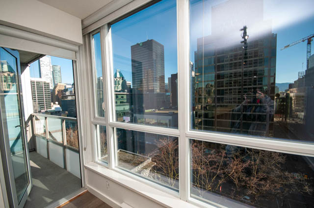 Bright living room with city view and large windows. - 1102-833 Seymour Street, Vancouver Downtown