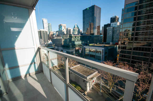 Bright balcony with city view and modern architecture. - 1102-833 Seymour Street, Vancouver Downtown