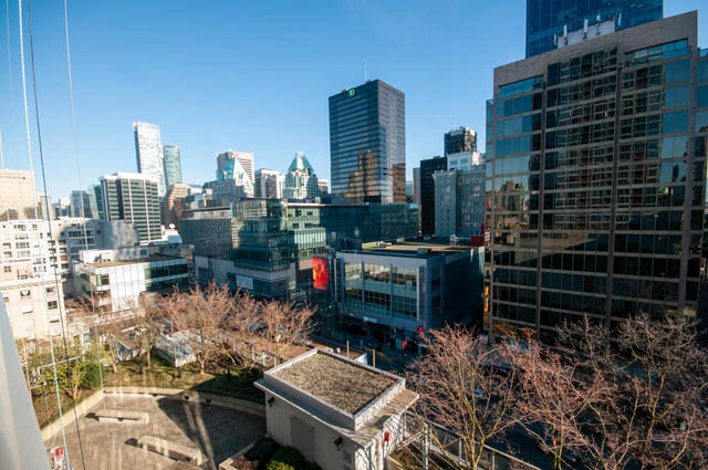 Bright living room with city view and modern furnishings. - 1102-833 Seymour Street, Vancouver Downtown