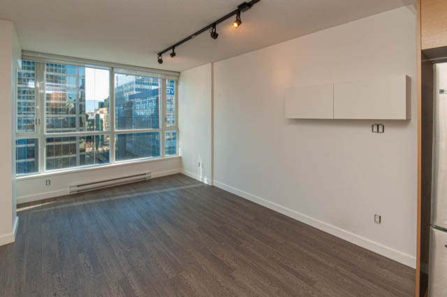 Bright living room with hardwood floors and city view. - 1102-833 Seymour Street, Vancouver Downtown