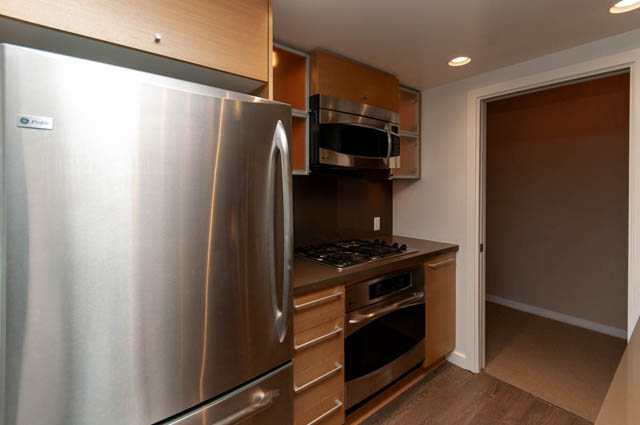 Bright kitchen with stainless steel appliances and hardwood floors. - 1102-833 Seymour Street, Vancouver Downtown