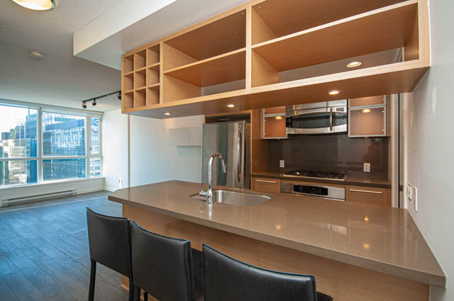 Bright kitchen with modern cabinetry, stainless steel appliances, and city view. - 1102-833 Seymour Street, Vancouver Downtown
