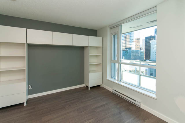 Den with built-in shelves and hardwood floors, city view through large windows. - 1102-833 Seymour Street, Vancouver Downtown