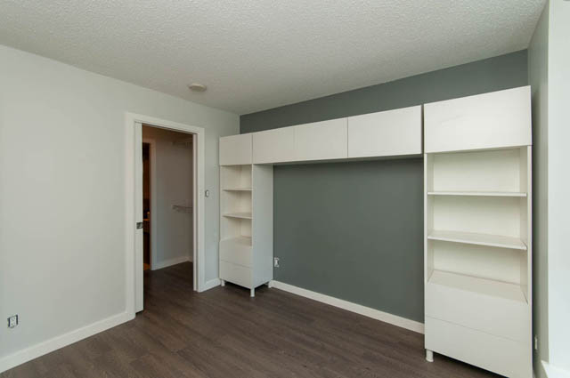 Furnished den with built-in shelving and hardwood floors. - 1102-833 Seymour Street, Vancouver Downtown