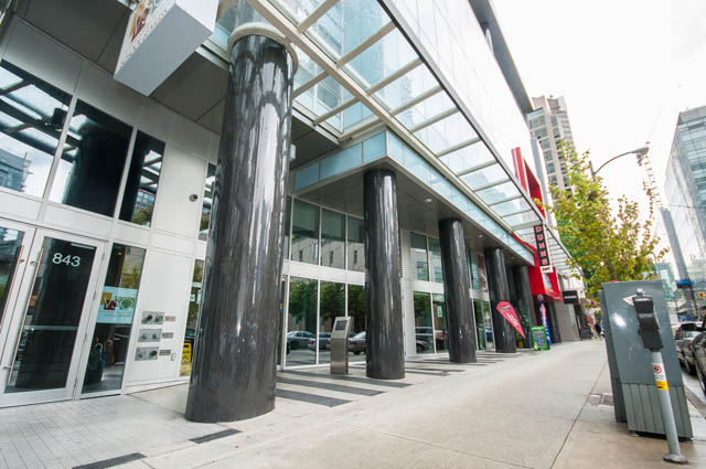 Furnished living room with modern decor and city view. - 1102-833 Seymour Street, Vancouver Downtown