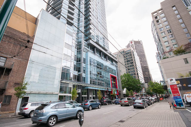 Bright living room with city view and modern furnishings. - 1102-833 Seymour Street, Vancouver Downtown