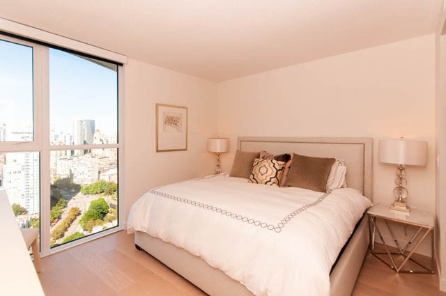 Spacious penthouse bedroom with a stunning city view and hardwood floors. - 2818  - 89 Nelson Street, Vancouver Downtown