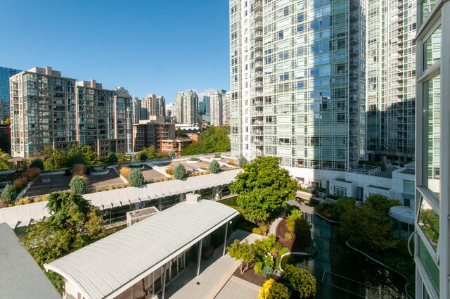 Spacious 1-bedroom + den condo with stunning city views and lush rooftop garden. - 905 - 1199 Marinaside Cres., Vancouver Downtown