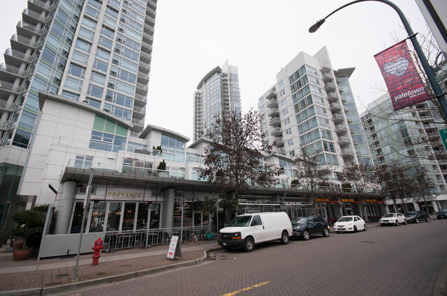 Furnished 1-bedroom + den condo with city views and modern balconies. - 905 - 1199 Marinaside Cres., Vancouver Downtown