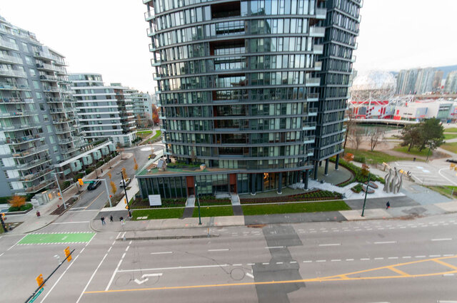 Spacious 1-bedroom + den condo with modern furnishings and a stunning city view. - 1006 -1618 Quebec Street, Vancouver East Side