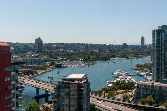 Spacious 1-bedroom + den condo with stunning city view and modern furnishings. - 3006 - 33 Smithe Street, Vancouver Downtown