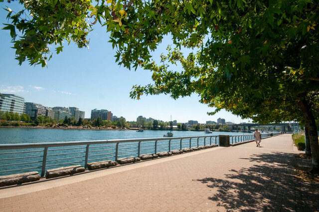 Spacious 1-bedroom + den condo with a serene waterfront view and a cozy balcony. - 3006 - 33 Smithe Street, Vancouver Downtown