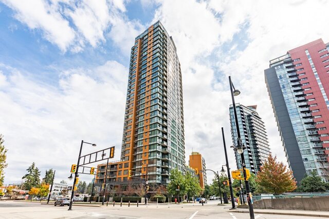 Spacious 1-bedroom + den condo with city views and modern furnishings. - 3006 - 33 Smithe Street, Vancouver Downtown