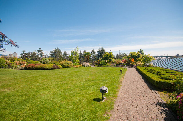 804 1470 pennyfarthing dr vancouver west side kitsilano