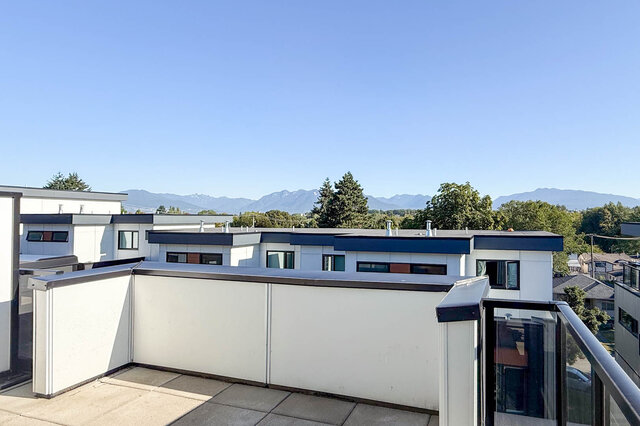 Balcony with city view and modern townhouse architecture. - TH 46- 2050 East 20th Ave, Vancouver East Side
