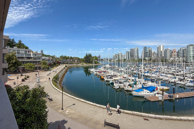 Balcony with waterfront marina view and city skyline. - 248-658 Leg-in-Boot Square, Vancouver West Side