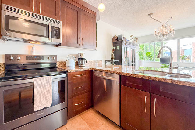 401 1508 mariner walk vancouver west side false creek south