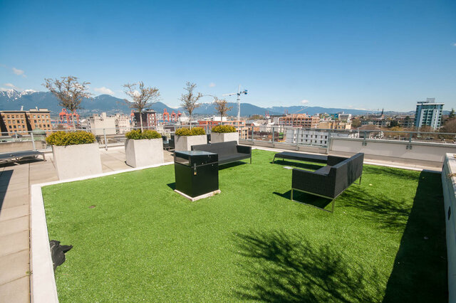 Rooftop lounge with artificial turf, outdoor seating, large planters, and a city view - 812-189 Keefer Street, Vancouver Downtown