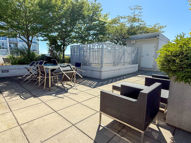 The lounge features patio furniture, paved flooring, and mature trees. - 812-189 Keefer Street, Vancouver Downtown