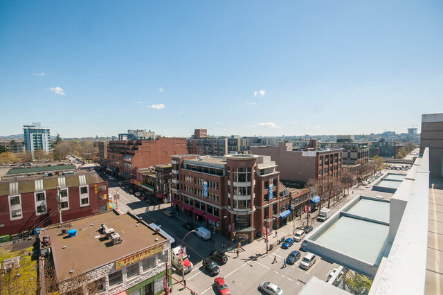 View showing city buildings, streets with vehicles, and clear sky - 812-189 Keefer Street, Vancouver Downtown