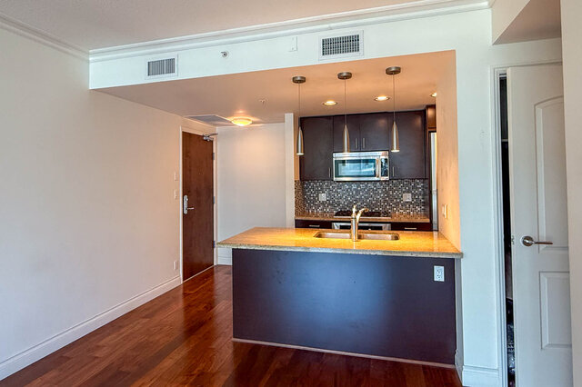 1001 162 victory ship way north vancouver lower lonsdale