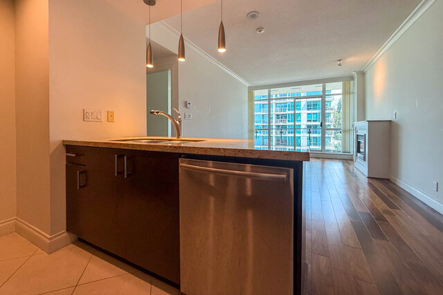 1001 162 victory ship way north vancouver lower lonsdale