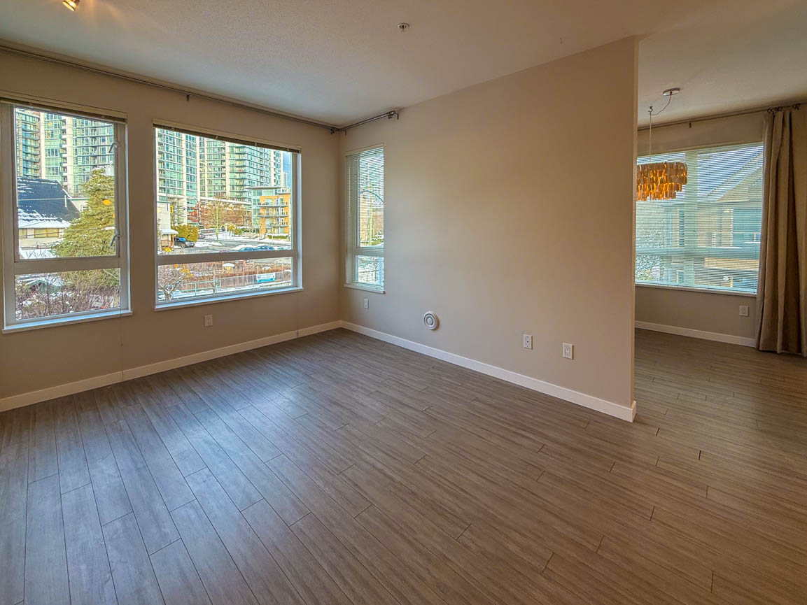 STUNNING LONSDALE 2 BED 2 BATH BALCONY KITCHEN NOOK INSUITE LAUNDRY5