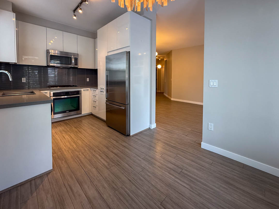 STUNNING LONSDALE 2 BED 2 BATH BALCONY KITCHEN NOOK INSUITE LAUNDRY5