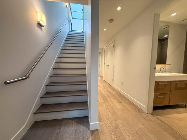 208 1055 ridgewood dr north vancouver edgemont
