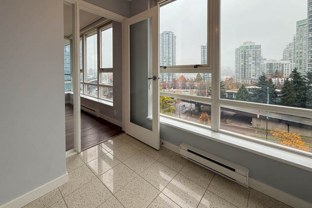 Spacious living room with large windows offering a stunning city view and hardwood floors. - 1011- 939 Expo Blvd., Vancouver Downtown