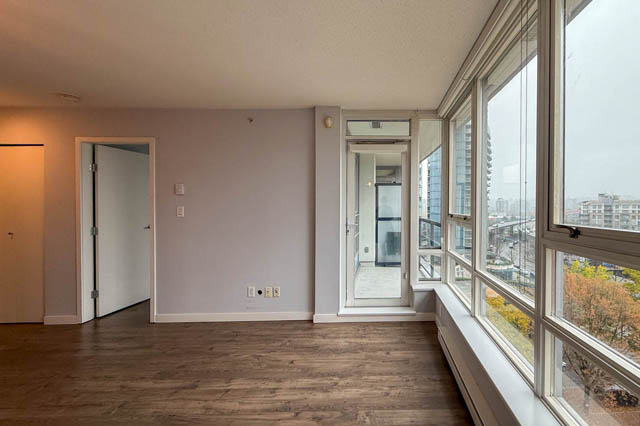 Spacious living room with hardwood floors and a stunning city view. - 1011- 939 Expo Blvd., Vancouver Downtown