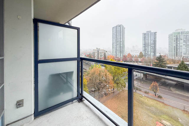 Furnished balcony with a stunning city view and modern glass railings. - 1011- 939 Expo Blvd., Vancouver Downtown
